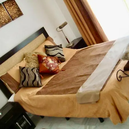 Lovely Well Appointed Spanish Townhouse Ferienhaus Marbella
