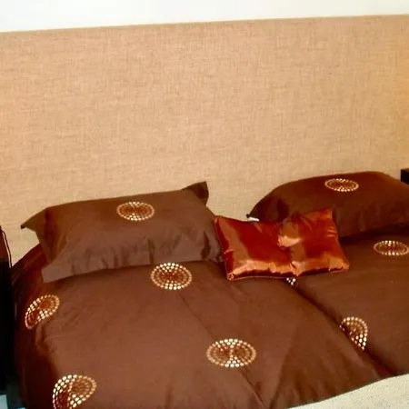 Lovely Well Appointed Spanish Townhouse *
